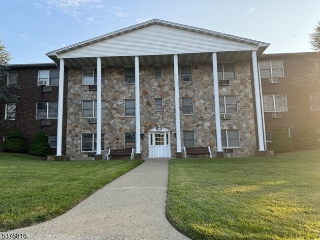 Building Photo - 37 E Main St