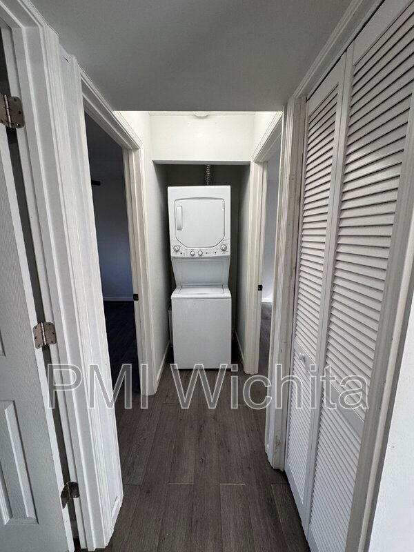 Building Photo - 422 W Mahoney Dr