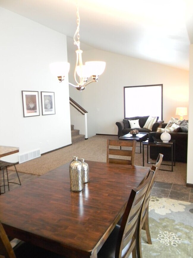 Building Photo - 521 E Foxtail Dr