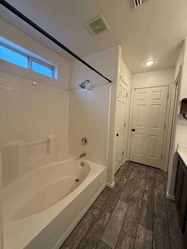 Building Photo - 3BR 2 Ba Beautiful Home at Bullhead Parkway w/3 Door Boat Deep Garage