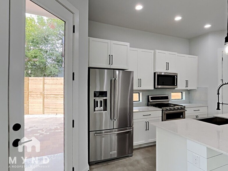 Building Photo - 2820 Prado St
