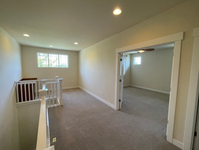 Building Photo - 13904 North Pointe Cir