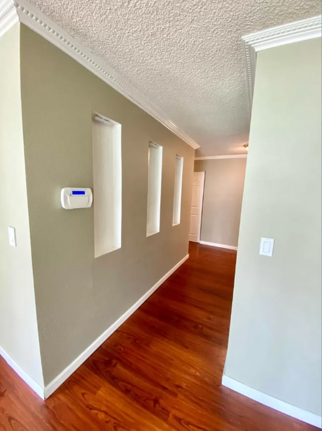 Building Photo - Spacious top floor condo with 3 sizable bedrooms & 2 baths