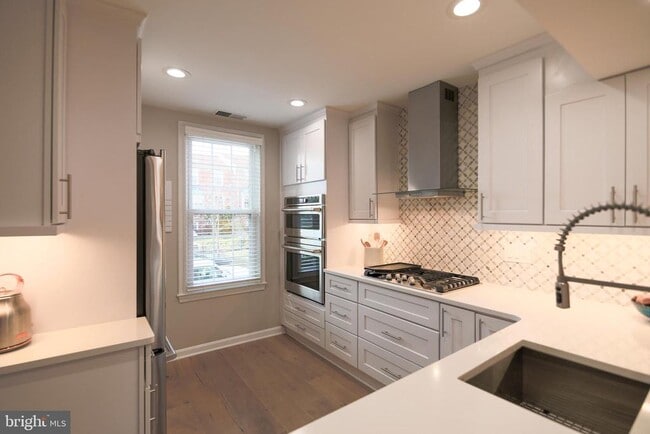 Building Photo - 332 S Alfred St