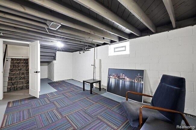 Building Photo - 310 E Harry Ave