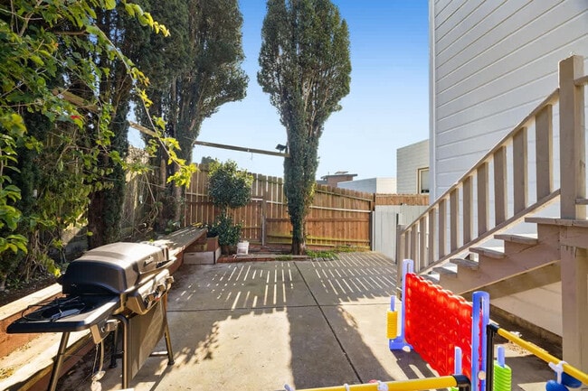 Building Photo - 2216 18th Ave