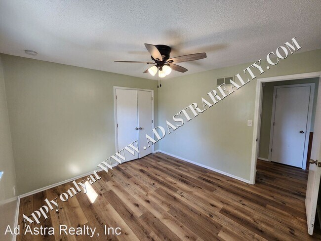 Building Photo - 2 br, 1.5 bath House - 3014 N 155th Ter.,