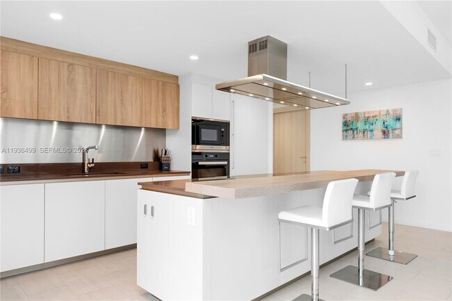 Building Photo - 1000 Brickell Plaza