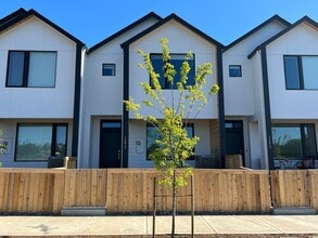 Building Photo - Beautiful, Newer Townhome!  Walking distance to many amenities.