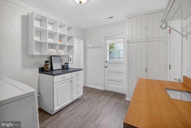 Building Photo - 3305 W Coquelin Terrace