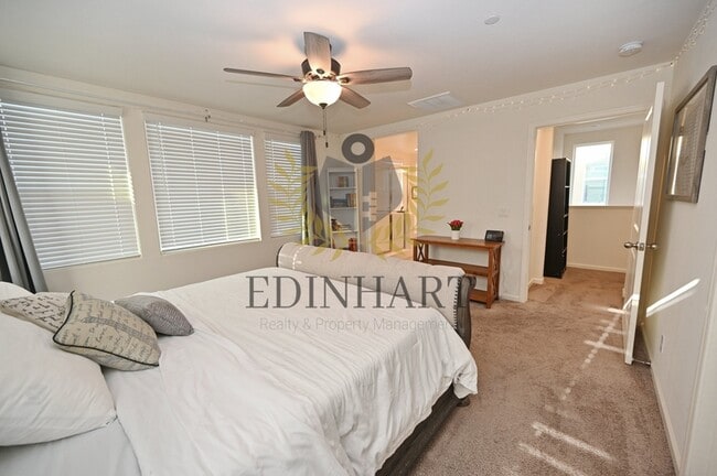 Building Photo - 893 Fir St W