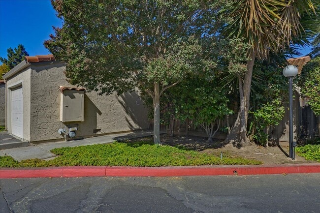 Building Photo - Great Home in Secure Complex