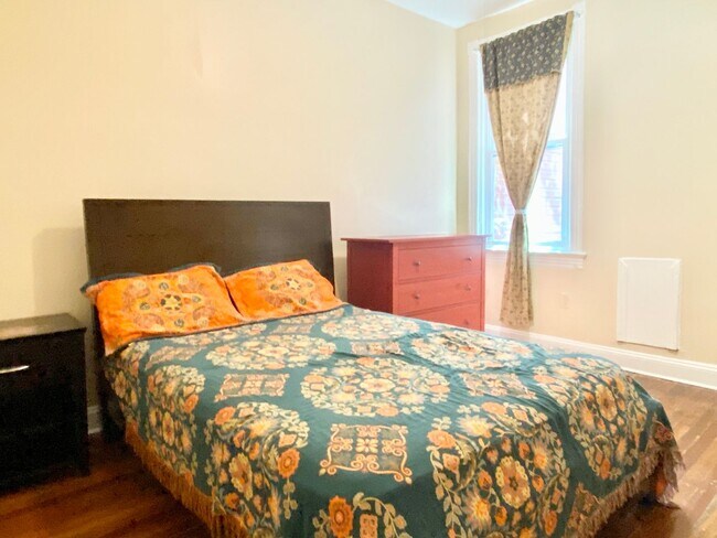 Building Photo - Spacious 2 Bed Plus Den - 1 Bath - Capitol...