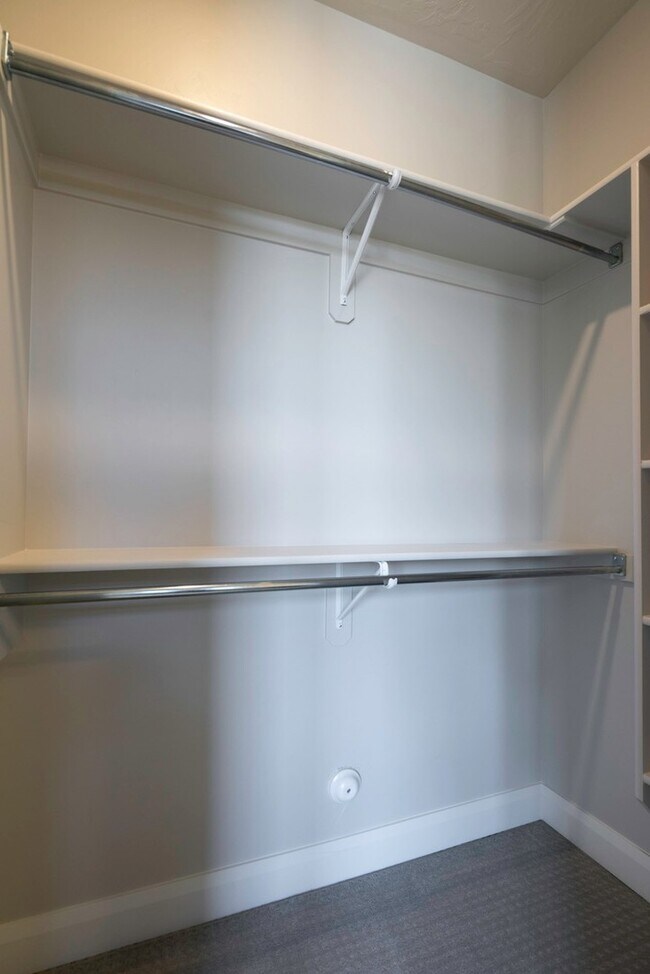 Building Photo - Modern 2018-Built Home with Main-Floor Primary Suite