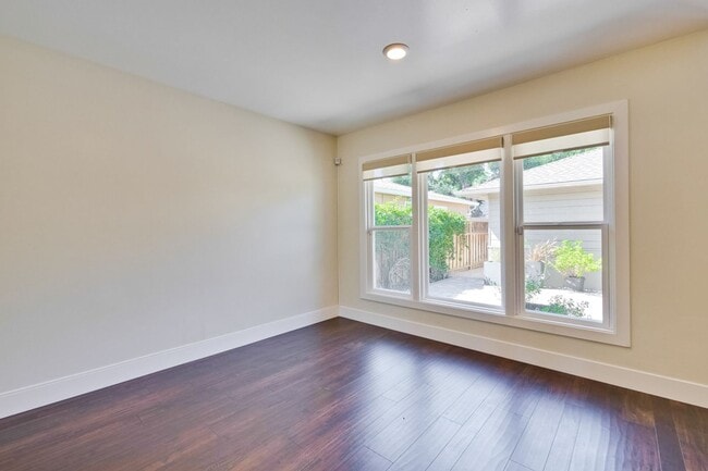 Building Photo - Beautifully remodeled 2 bed, 2 bath home.