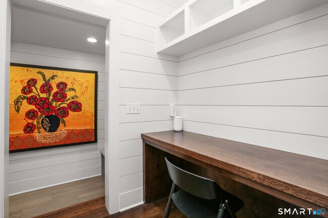 Building Photo - 26 Long Lots Ln