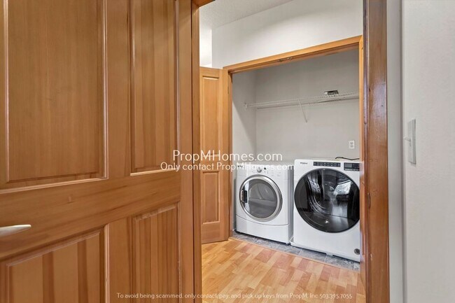 Building Photo - Light Filled One Bedroom Condo at the Beranger!