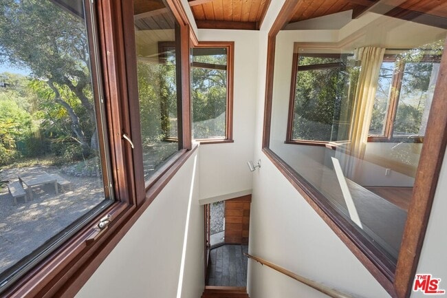 Building Photo - 21277 Entrada Rd