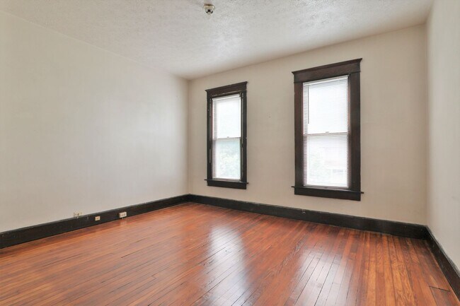 Building Photo - 3 Bedroom , 2 Bath Newly Renovated Townhouse - Right off of High St - FREE Washer / Dryer and Off...