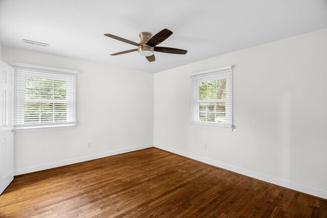 Building Photo - Beautiful 3 bedroom 2 1/2 bathroom Home with a Fenced-in Backyard in Winston!