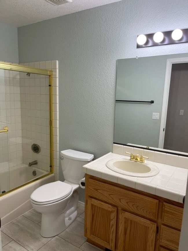 Building Photo - $100 Move in Special ~ 3 Bedroom Located in Country Heights Subdivision!