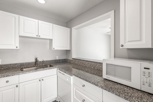 Building Photo - 5652 River Rd