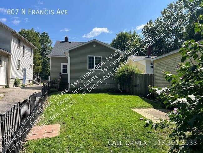 Building Photo - Charming 3-BDR 2-BTH House w/ Garage & Bas...