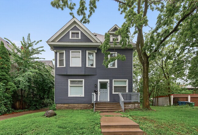 Building Photo - 812 7th St SE