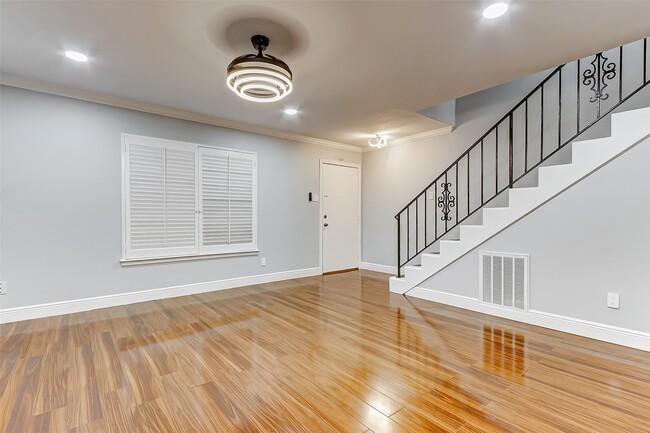 Building Photo - 7600 Burgoyne Rd