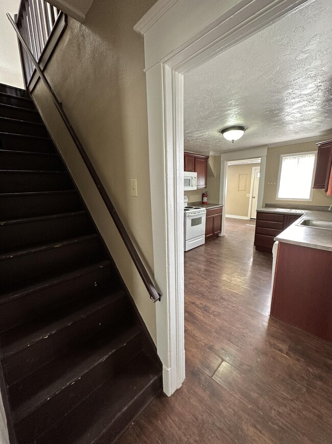 Building Photo - 708 4th Ave S