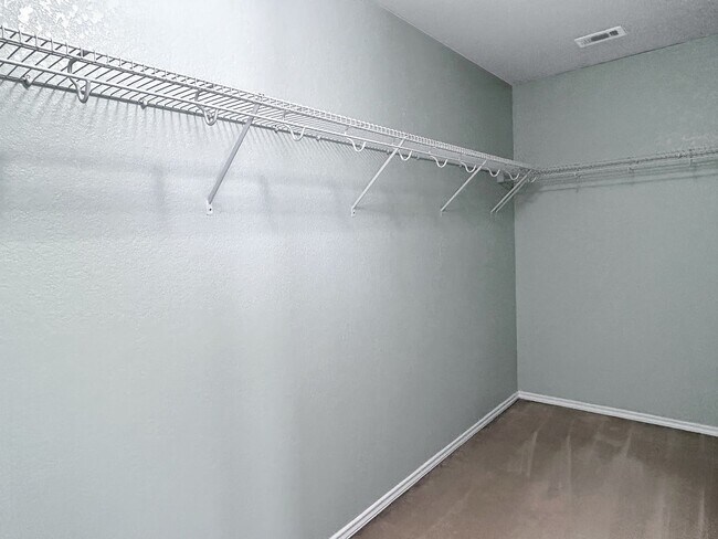 Building Photo - Far West Side 3BR Home with Study, Island Kitchen & Covered Patio