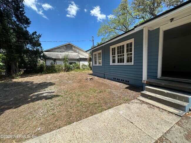 Building Photo - 2051 Danese St