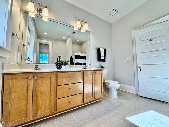 Building Photo - Amazing Garden-Style Condo Available NOW! ...
