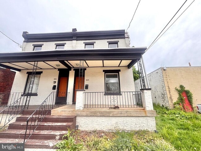Building Photo - 304 S 3rd St