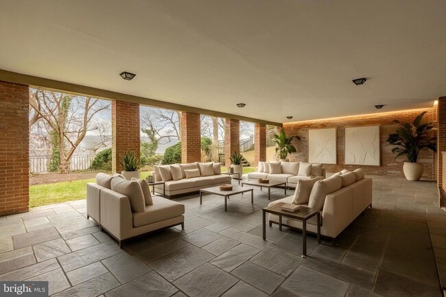 Building Photo - 221 Chain Bridge Rd