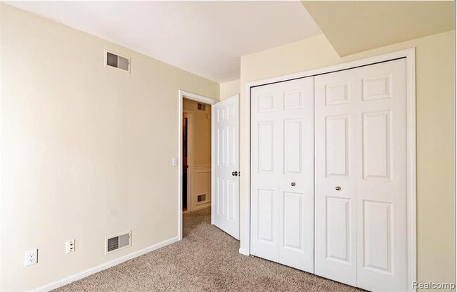 Building Photo - 129 W Kenilworth Ave