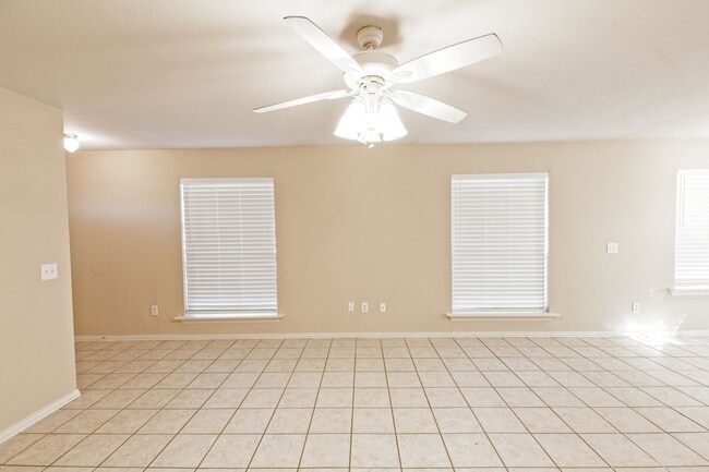 Building Photo - Duplex for lease with private backyard