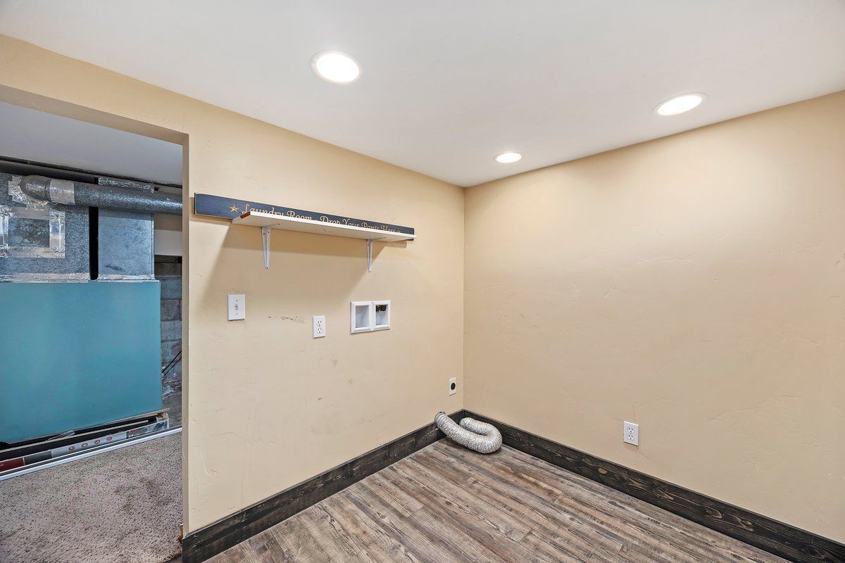 Building Photo - 523 W Ave G