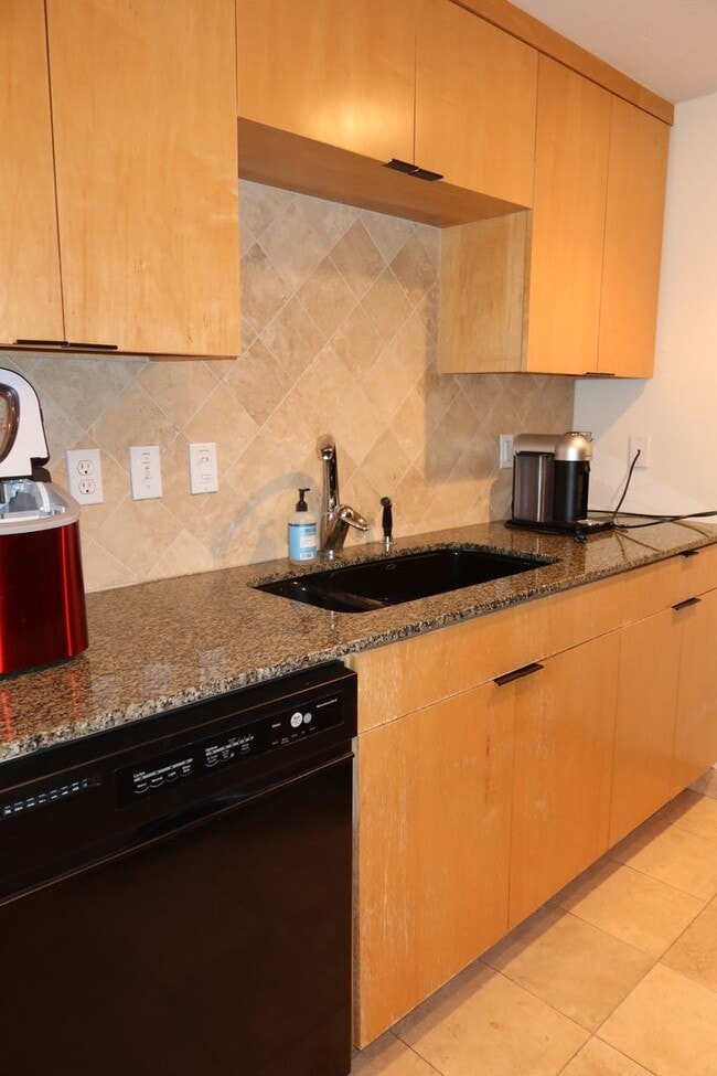Building Photo - Downtown Studio / Home Office / All Bills ...