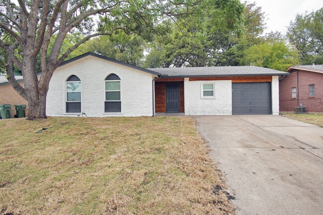 Building Photo - 2402 Ozark Dr