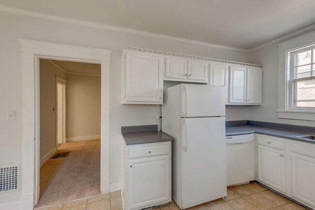 Building Photo - Charming 3-Bedroom Gem in the Heart of Sylvan Park