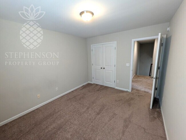 Building Photo - 4 bedroom 2.5 bath