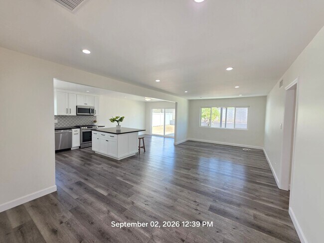 Building Photo - 858 N Darfield Ave