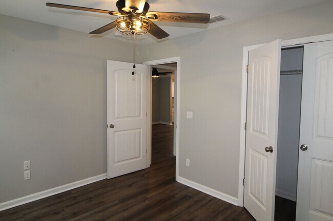 Building Photo - 3 Bedroom in Magnolia Gardens Available Now!