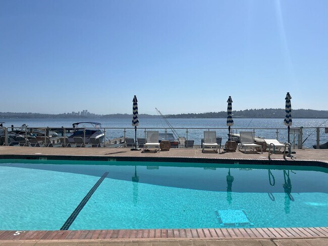 Building Photo - Lake Washington waterfront living with lak...
