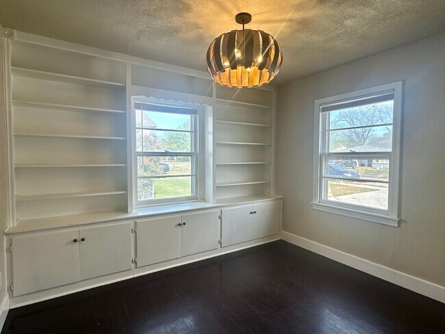 Building Photo - Spacious 3/2 on a Corner Lot!