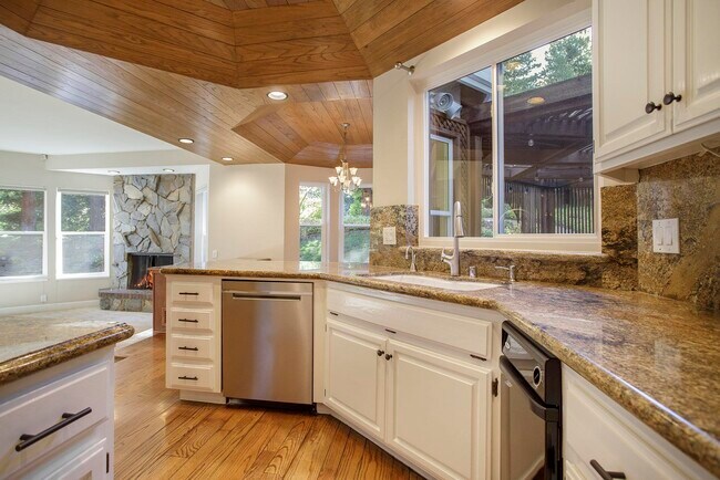 Building Photo - 3 Blackhawk Club Ct