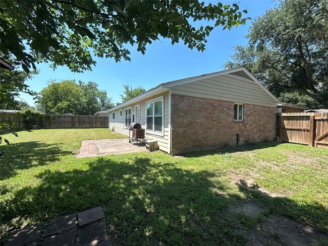 Building Photo - 1602 Dixie Hollow St