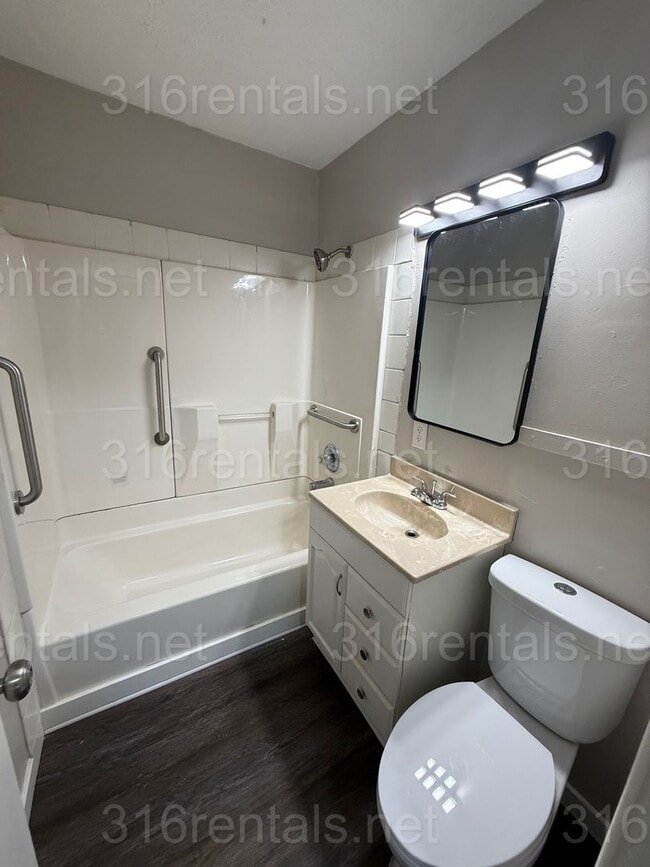 Building Photo - $1345 - 4 bedroom / 2 bathroom - Beautiful...