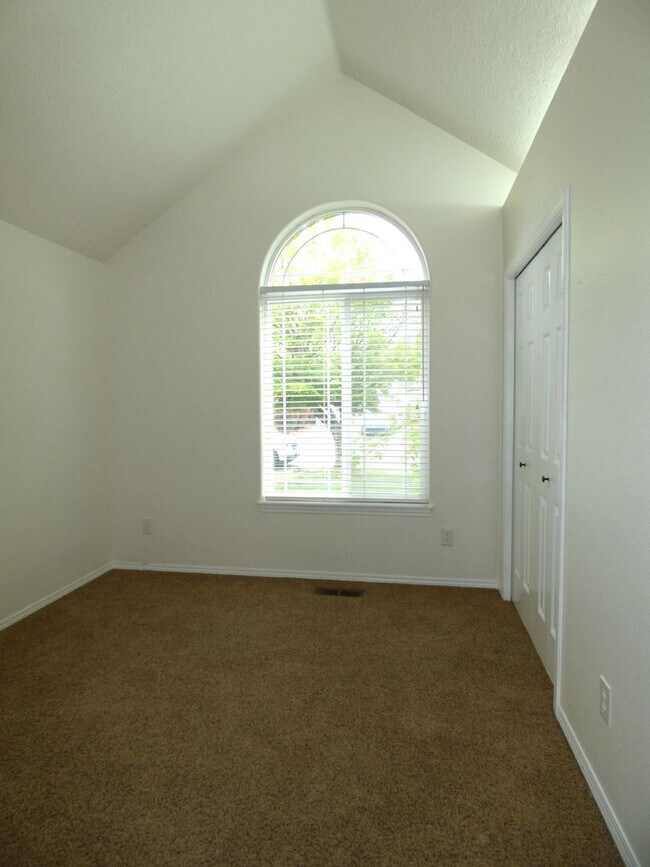 Building Photo - 3 Bed 2 bath home in North Salem!